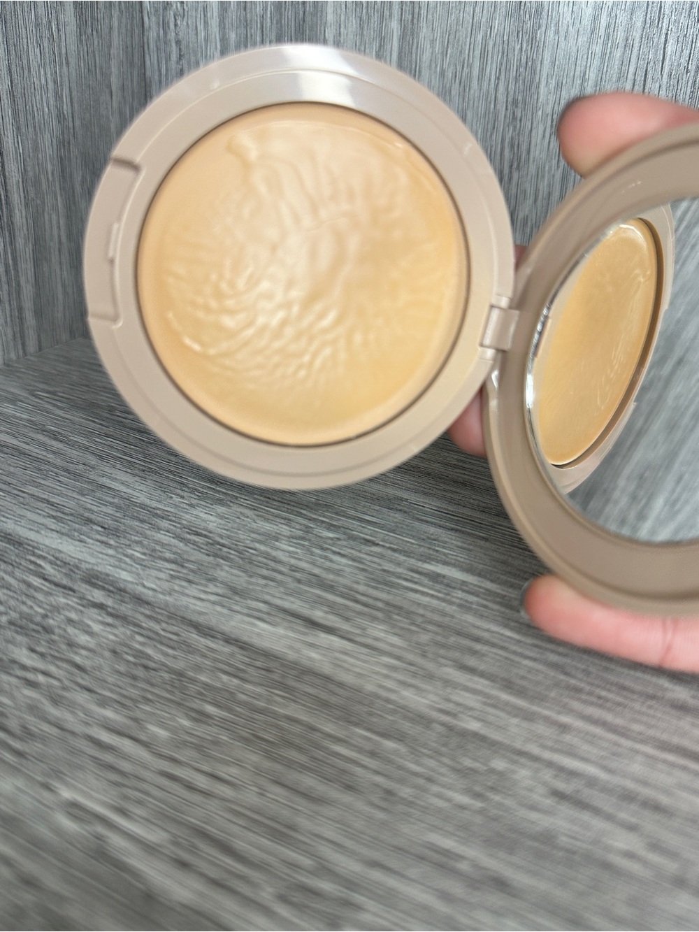 No Makeup Makeup Foundation with Brush- Light/Medium Shade - Picture 3 of 3